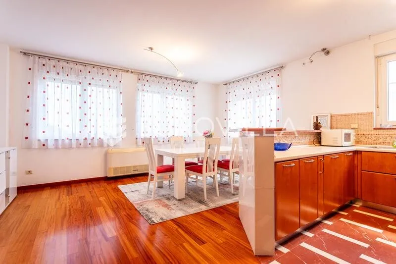 Köök - Spacious 3-Bedroom Apartment with Sea View in Zenta, Split