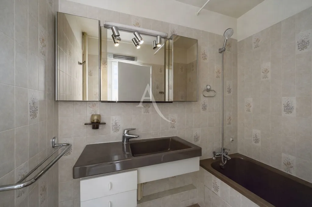 Bathrooms - 3-Bedroom Flat with Balcony in Maisons-Alfort
