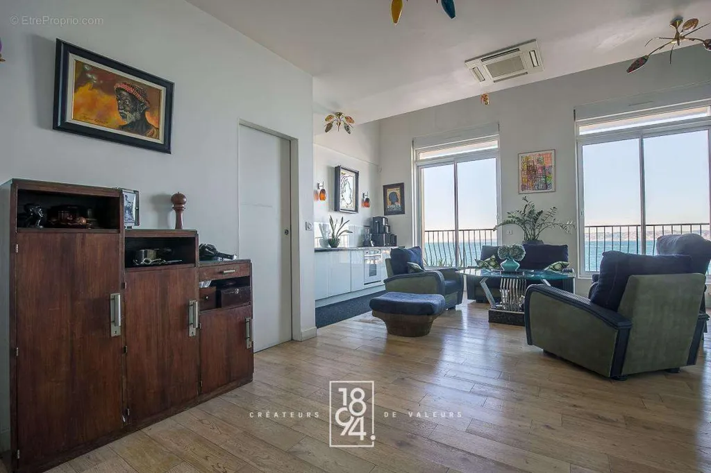 Séjour - Duplex T4 avec Vue Mer Panoramique à la Corniche