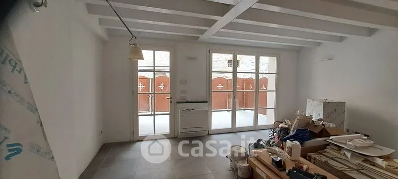 Rooms - Elegant Trilocale with Private Patio in Como