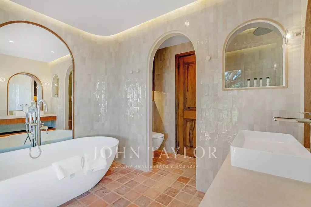 Salles de bain - Maison de Luxe avec Vue Mer à Ramatuelle