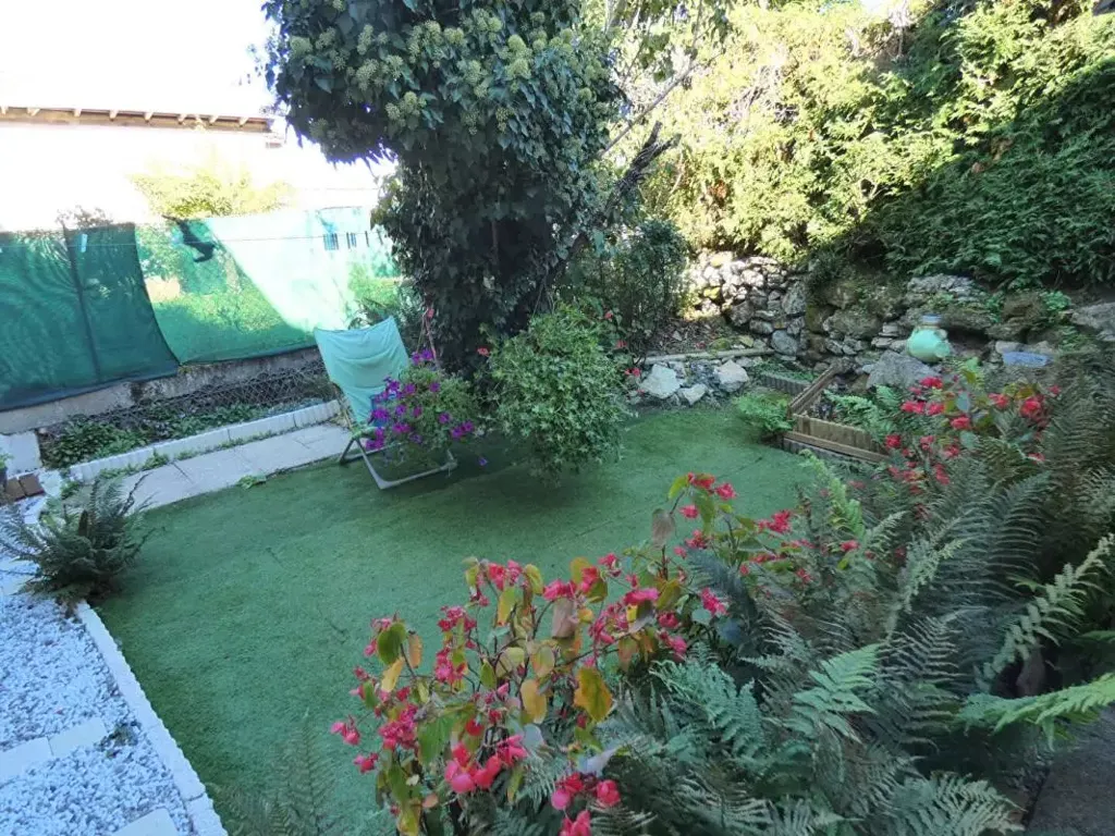 Aed - Stone House with Garden in Hautefort