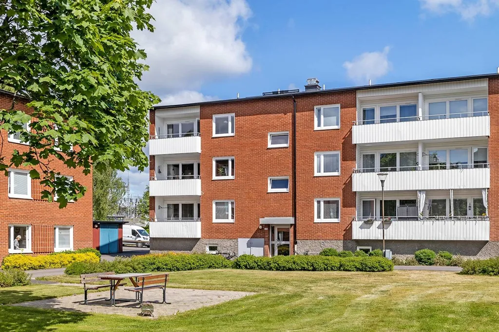Aed - Apartment with South-Facing Balcony in Grums