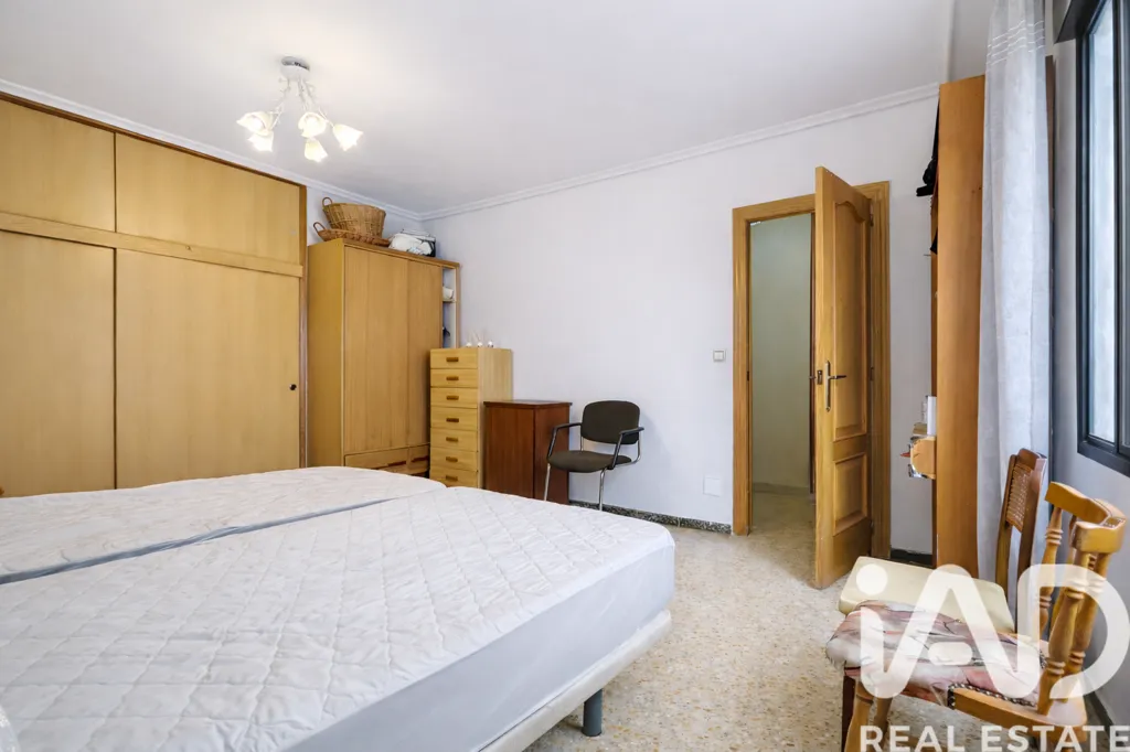Magamistoad - Alicante Apartment with Potential for Division
