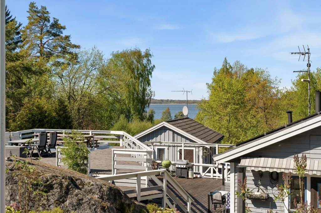 Esterno - Lake View Property with Multiple Houses in Nyköping