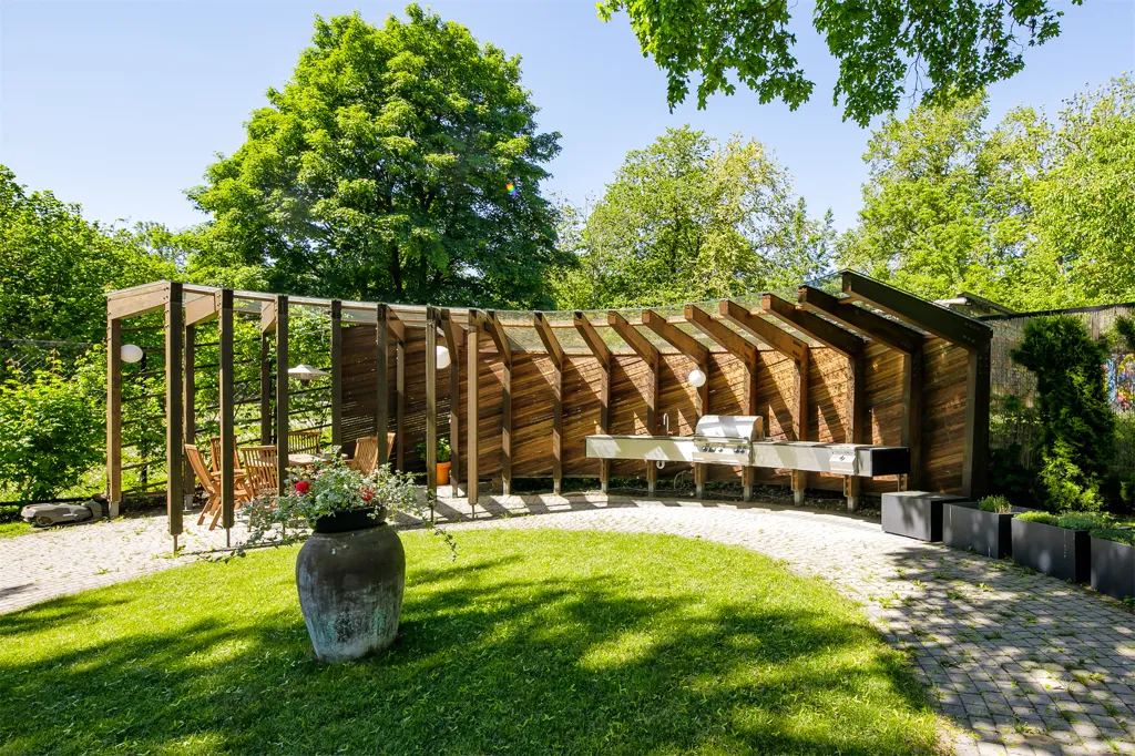 Garden - Historic Villa with Garden in Tallinn