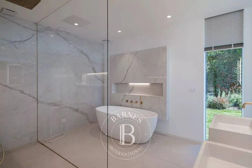 Bathrooms - Luxury Villa with Sea View in Grimaud