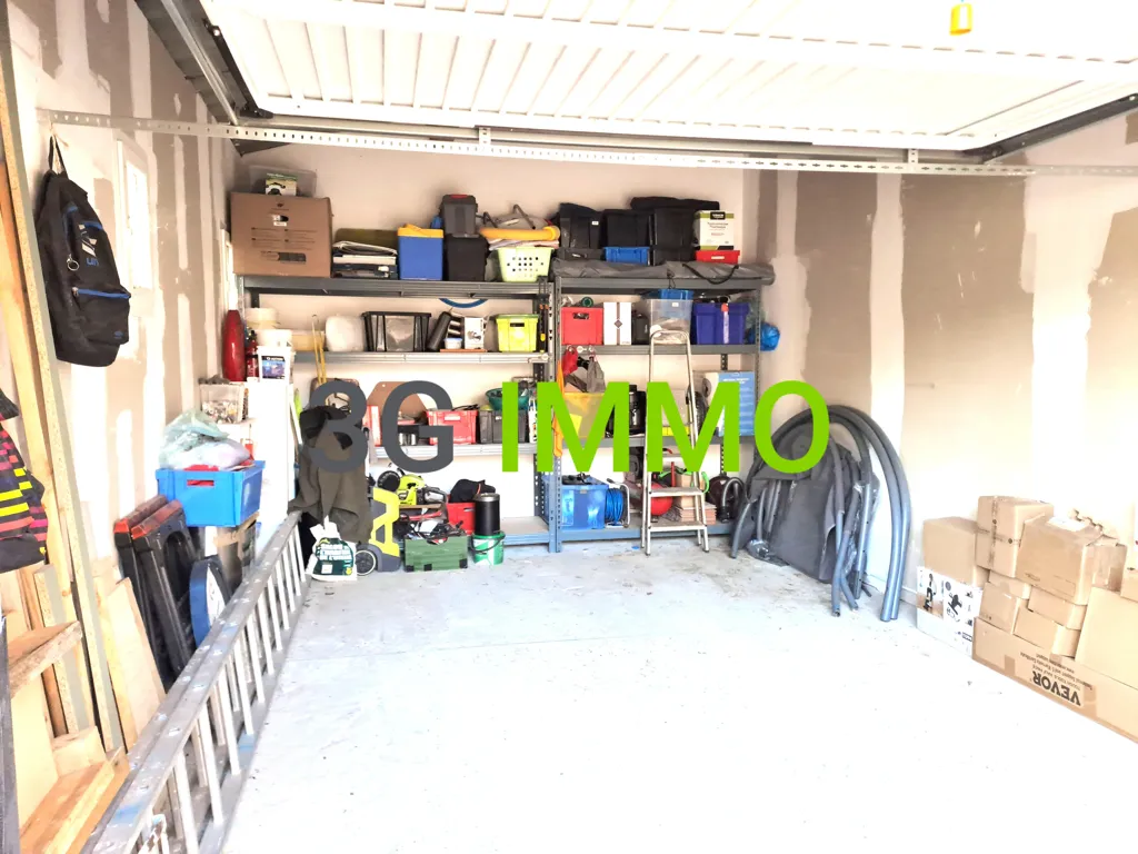 Garage - Villa de Plain-Pied avec Vue Dégagée près d'Uzès