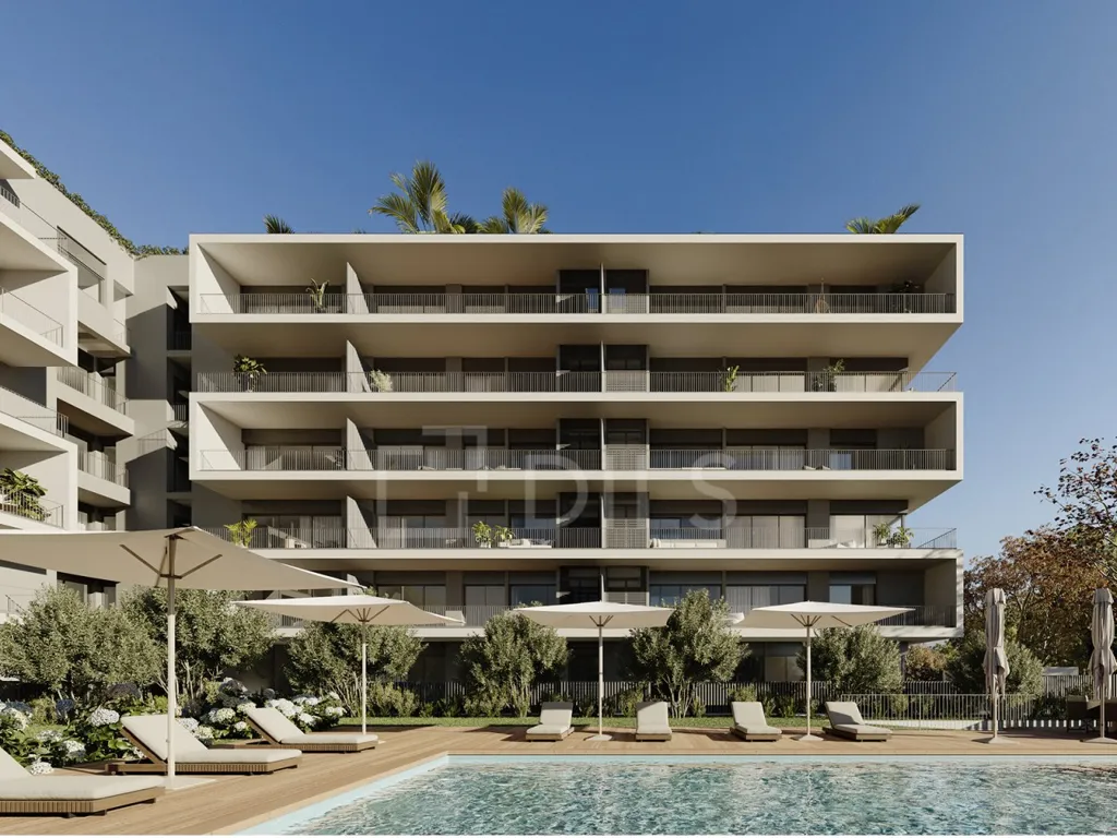 Pool - Contemporary Apartment with Balcony in Carcavelos