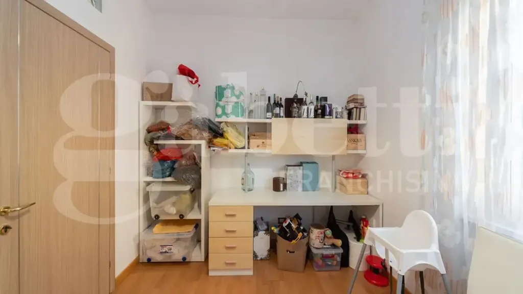 Bureau - Rear-Facing Apartment with Balcony in Monza
