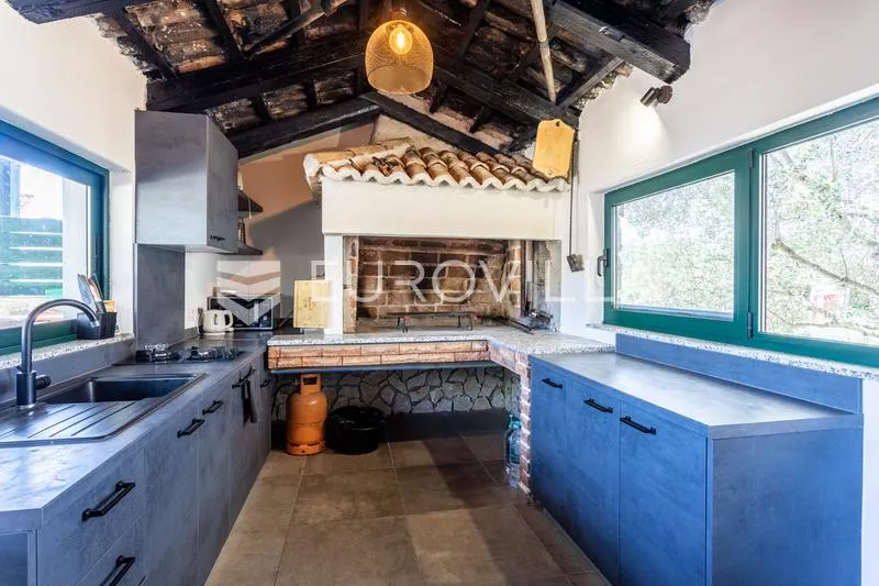 Kitchen - House with Pool and Gallery in Gaćelezi
