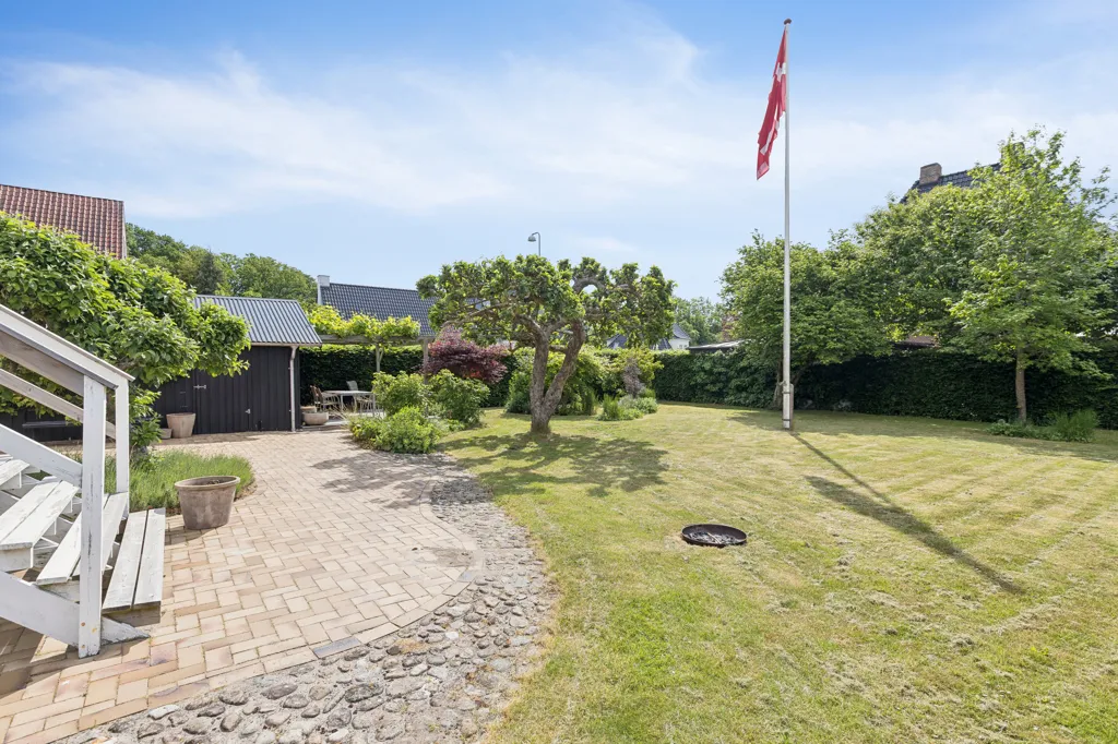 Jardin - Classical Villa with Architect-Designed Garden in Odense