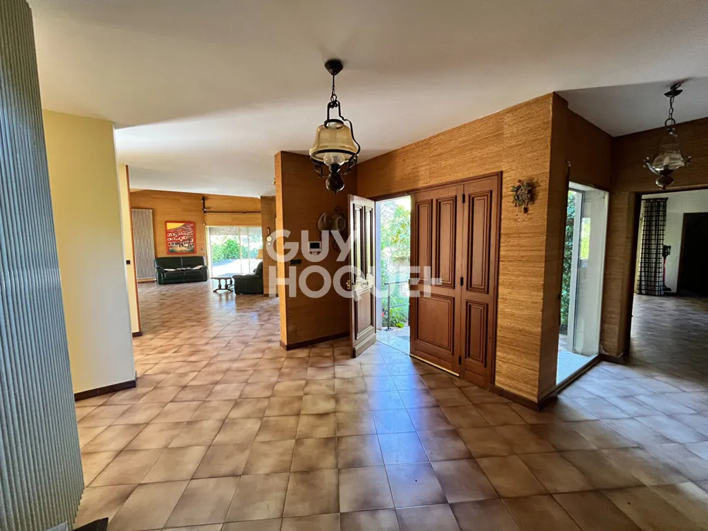 Esik - Spacious House with Pool in Langlade