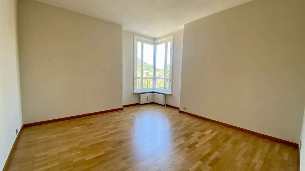 Rooms - Bright Apartment with Balcony in Como
