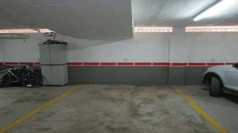 Garaaž - Apartment with Parking in Tortosa