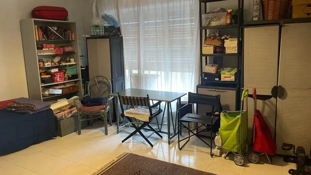 Bureau - 5-Room Apartment in Quiet Area, Siracusa