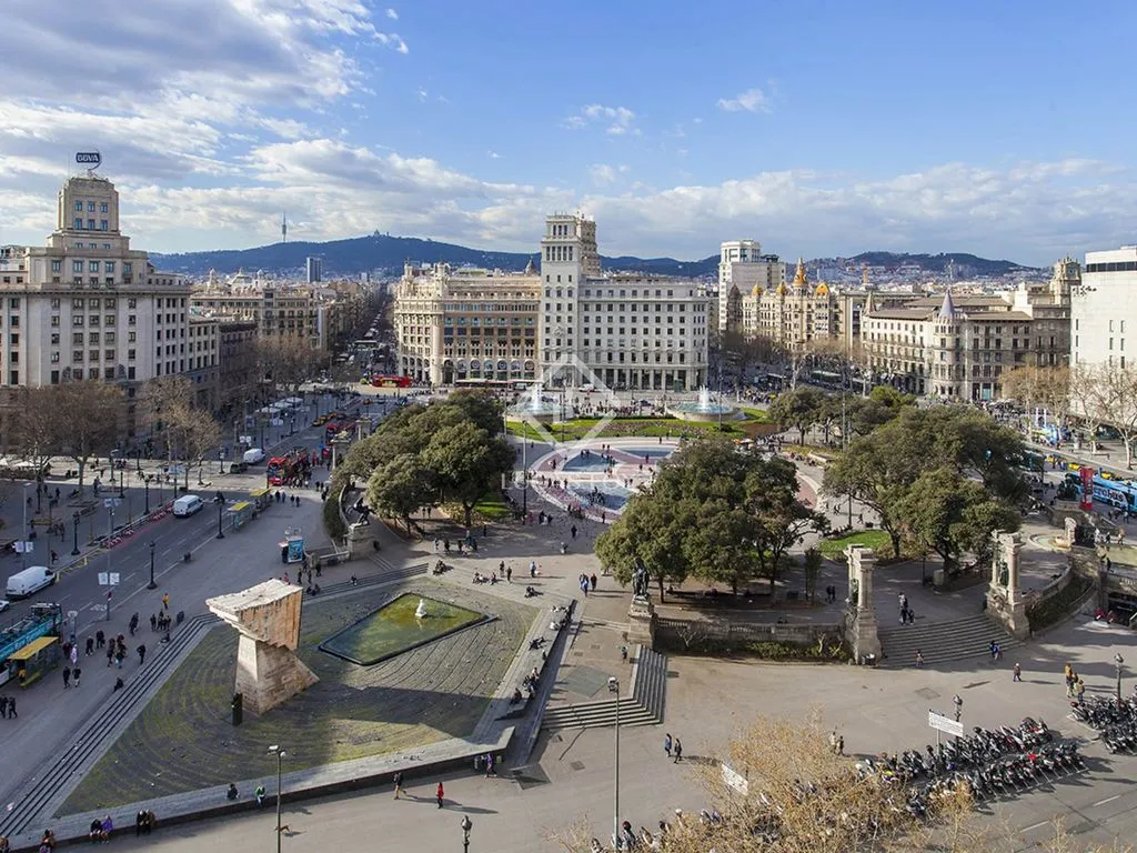 Luxury Apartment with Historic Character in Eixample Right