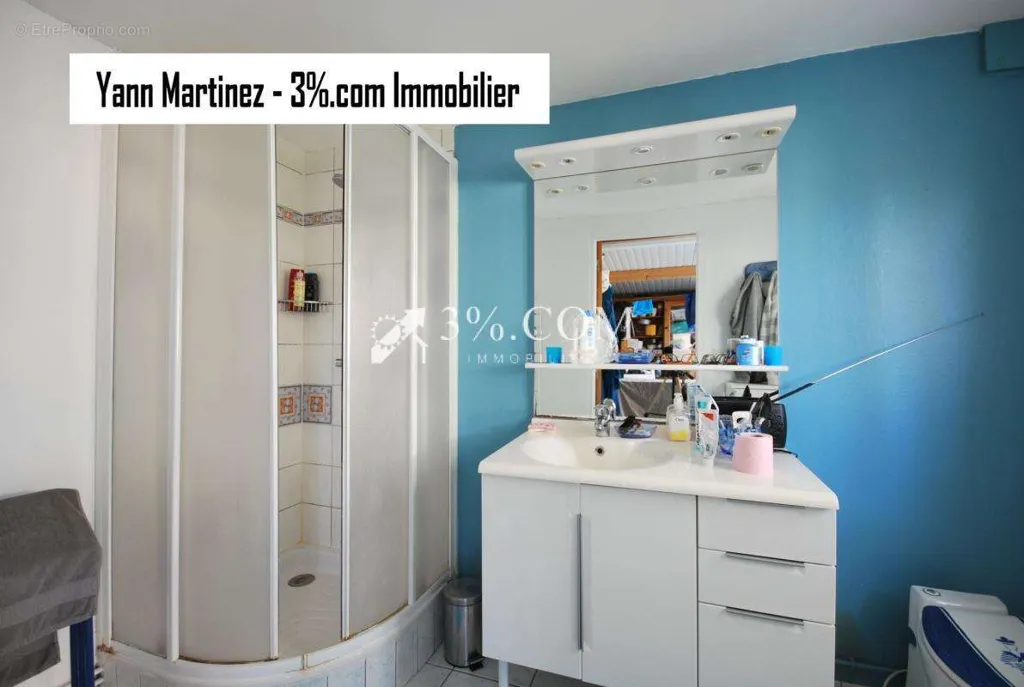 Bathrooms - Charming House with South-Facing Garden in Comines