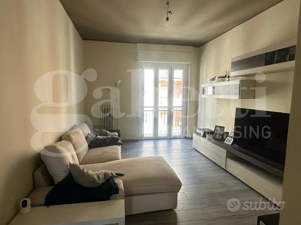 Elutuba - Rear-Facing Triplex in Turin