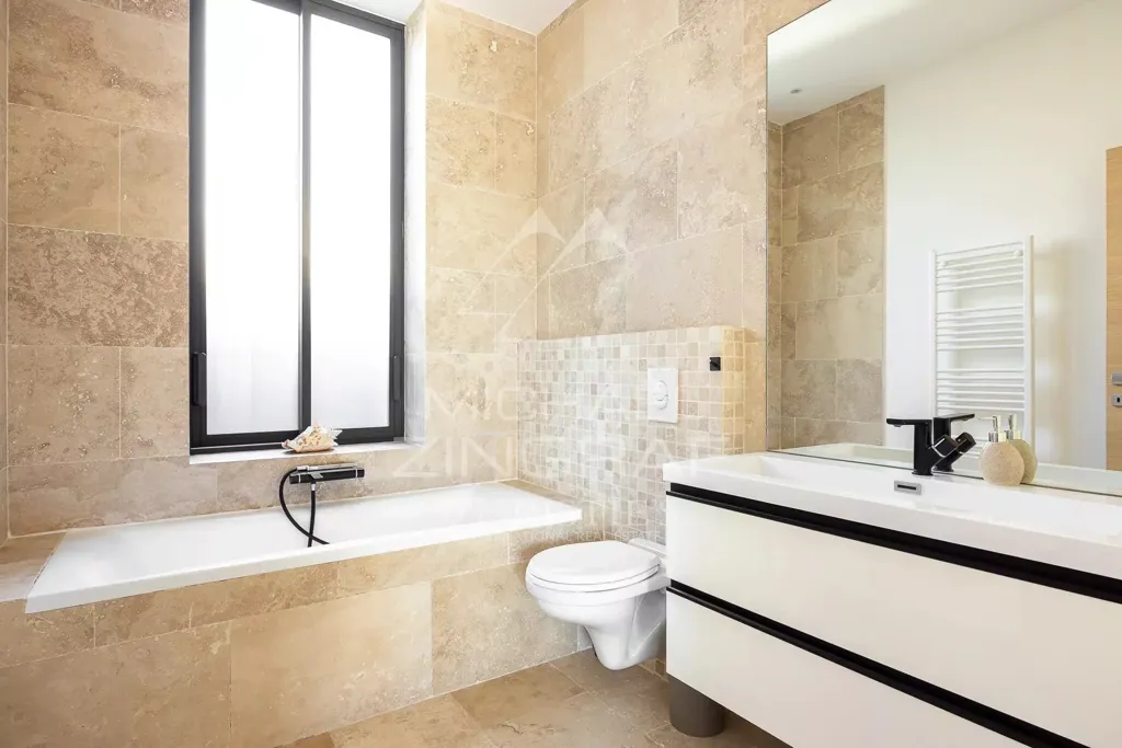Salles de bain - Maison Belle Époque avec Piscine à Cannes