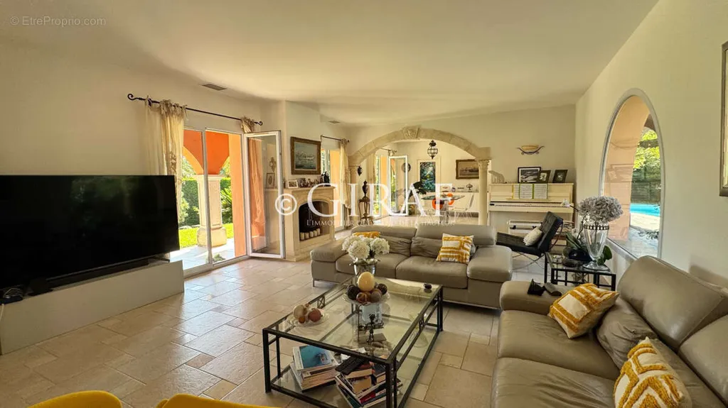 Elutuba - Mediterranean Villa with Pool in Residenial Area