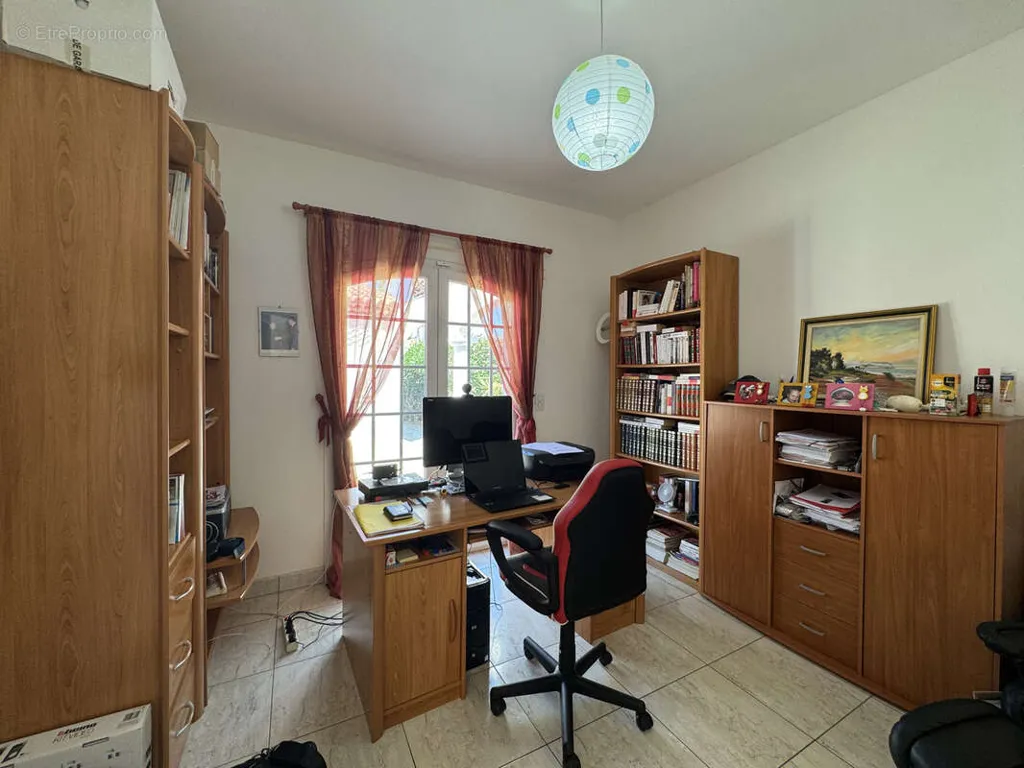 Bureau - Villa avec Piscine dans un Secteur Calme à La Grande-Motte