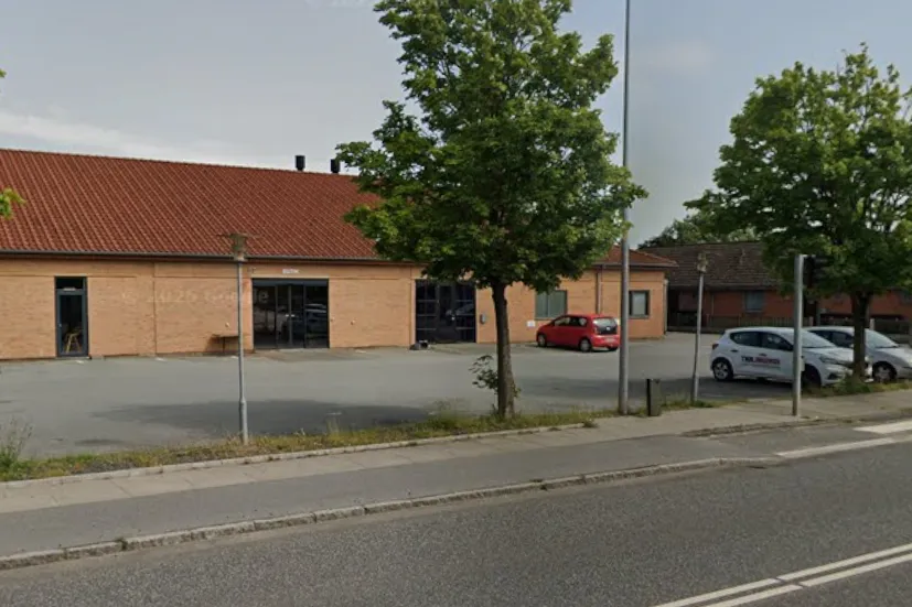 Extérieur - Retail Unit with Expansion Potential in Main Street