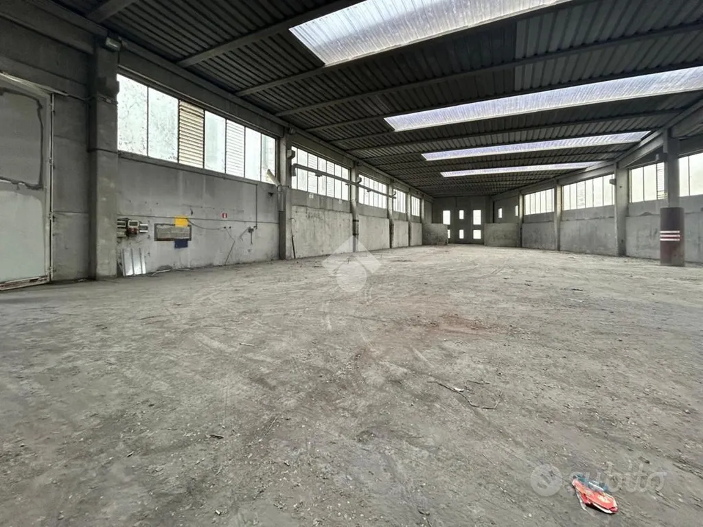 Garaaž - Industrial Warehouse with 1300 sqm in Cellatica