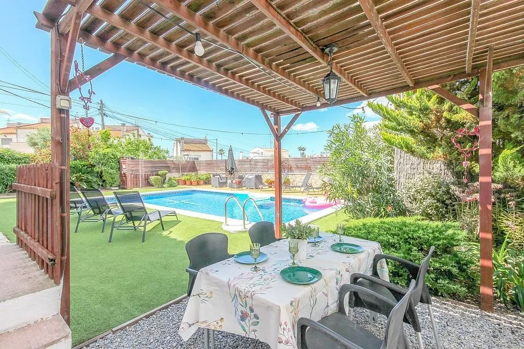Piscine - Chalet with Pool and Terrace in El Rectoret, Cunit