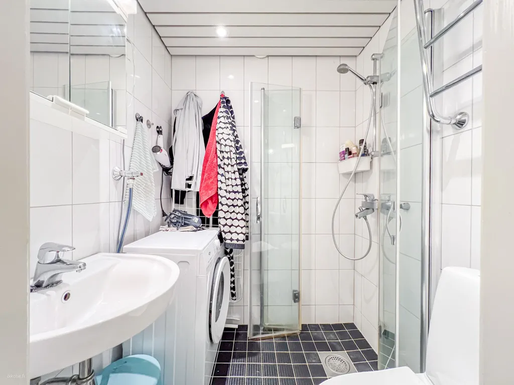 Bathrooms - Charming Apartment with Park Views in Taka-Töölö