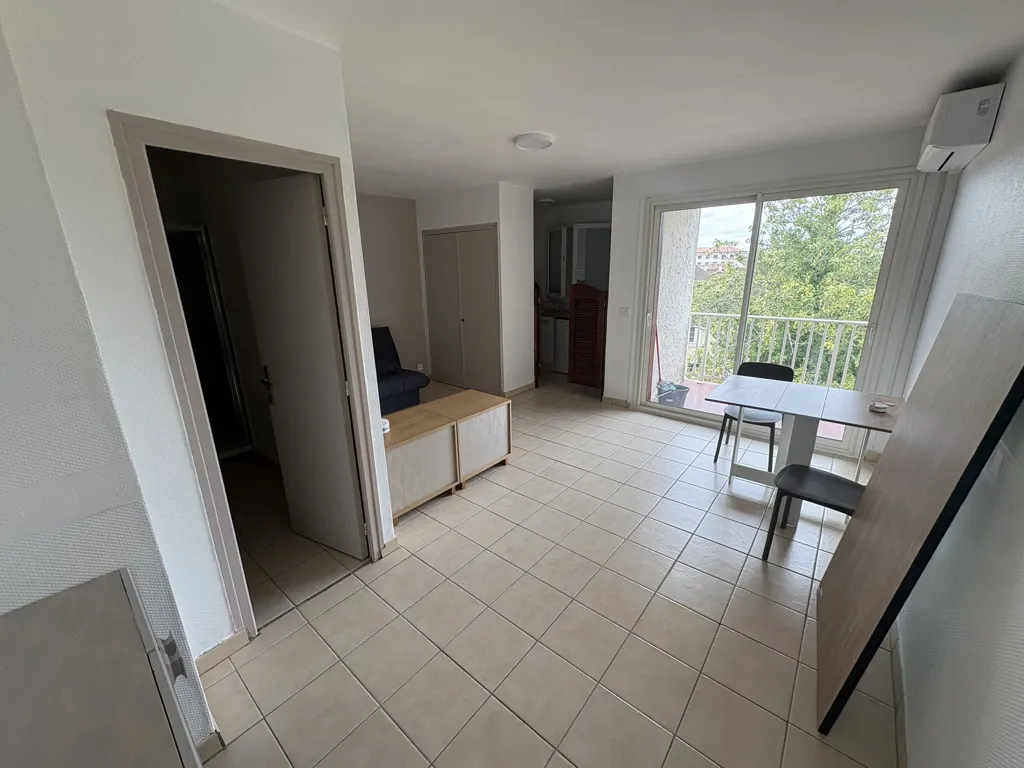 Séjour - Studio Meublé Rénové avec Balcon à Auch