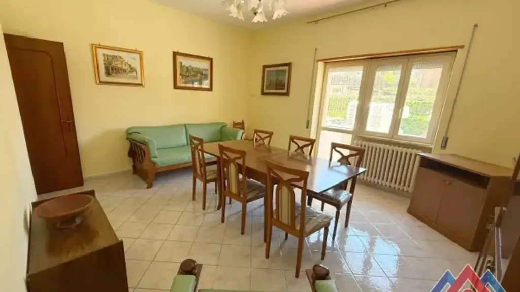 Salle à manger - Three-Bedroom Apartment with Balcony in Sora