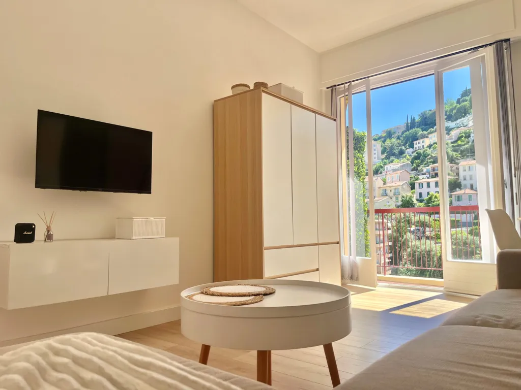 Chambres - Appartement Rénové avec Balcon Sud-Ouest à Nice
