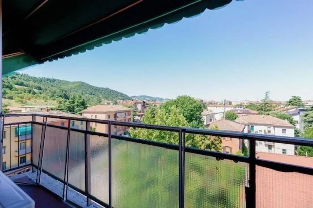 Rõdu - Penthouse with Large Terrace in Bologna