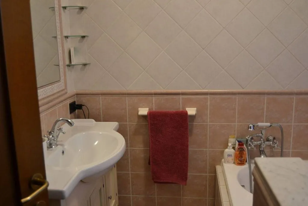 Salles de bain - Luxury Villa with Extensive Outdoor Space in Terni