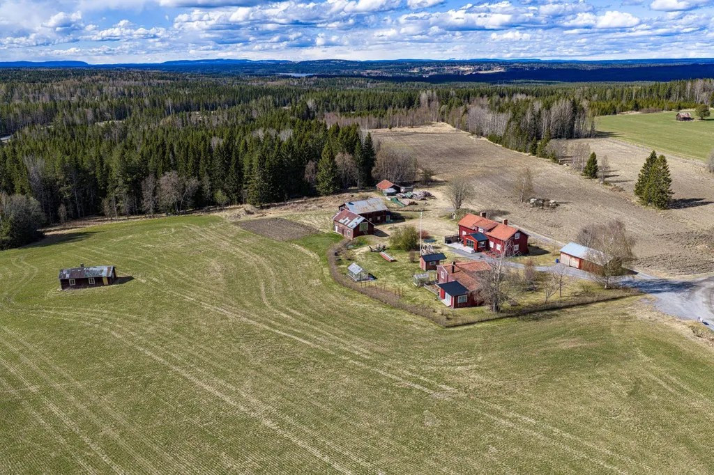 Õhuvaade - Farm with Land near Ås, Jämtland