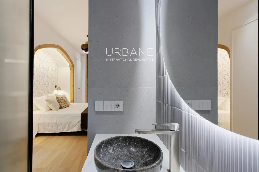 Bagni - Renovated Flat with Terraces in Eixample, Barcelona