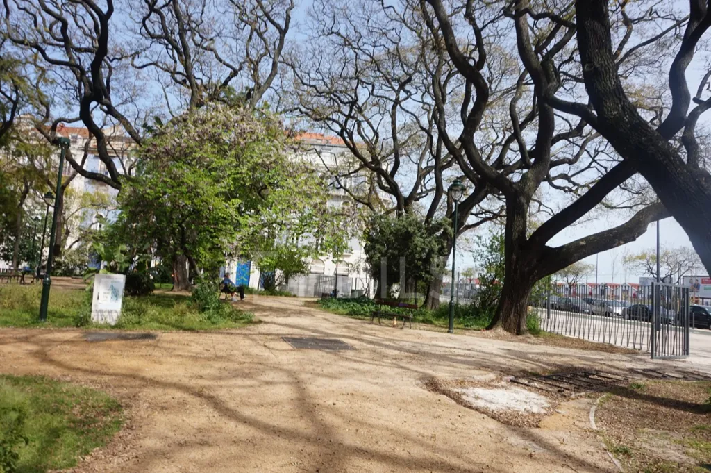 T2 Apartment with Balcony in Alcântara, Lisbon