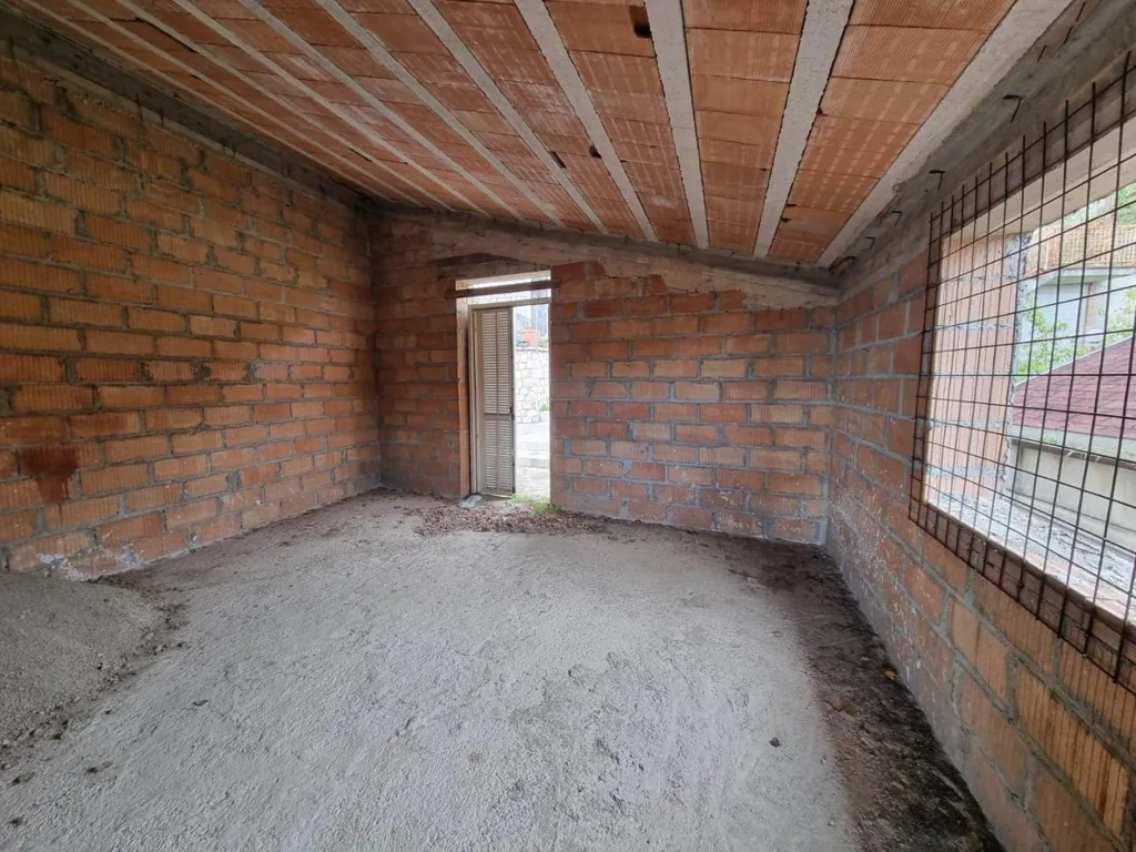 Toad - Twin Apartments with Potential in Montefusco