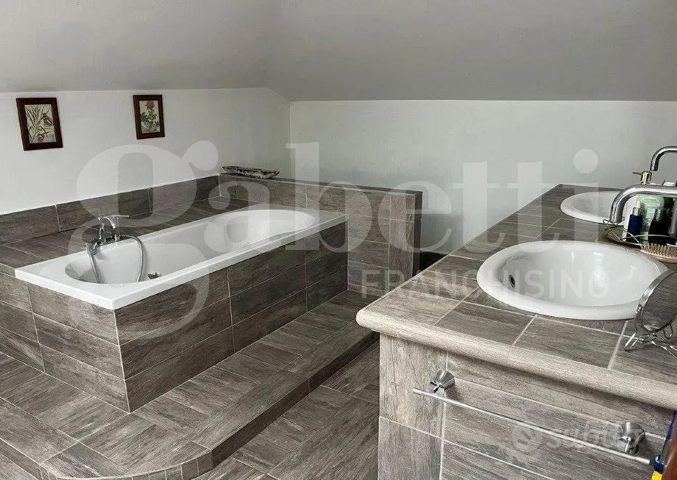 Salles de bain - 4-Room Apartment with Balconies in Airasca