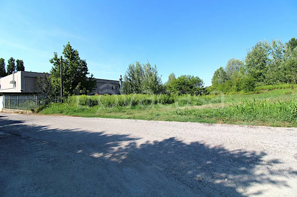 Aed - Buildable Industrial Plot in Monteu Roero