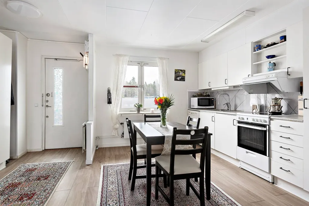 Köök - Renovated Apartment with West-Facing Balcony in Järfälla