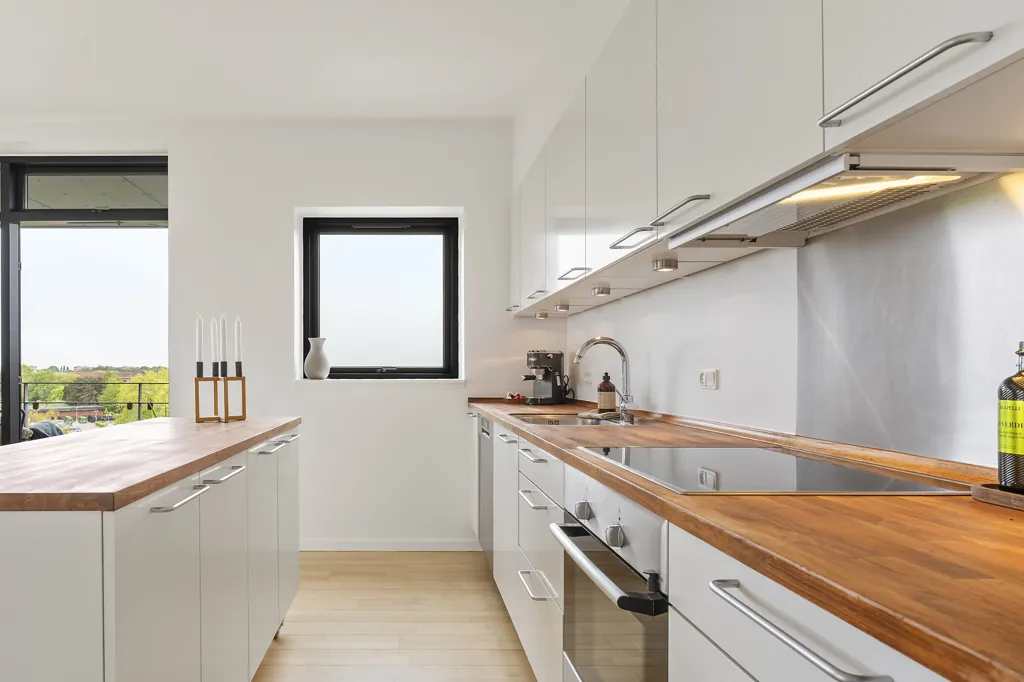 Cucina - 3-Bed Apartment with Balconies in Søborg