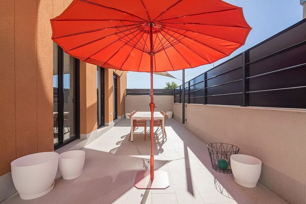 Terrace - Semi-New Flat with Pool in El Travaló, Elche