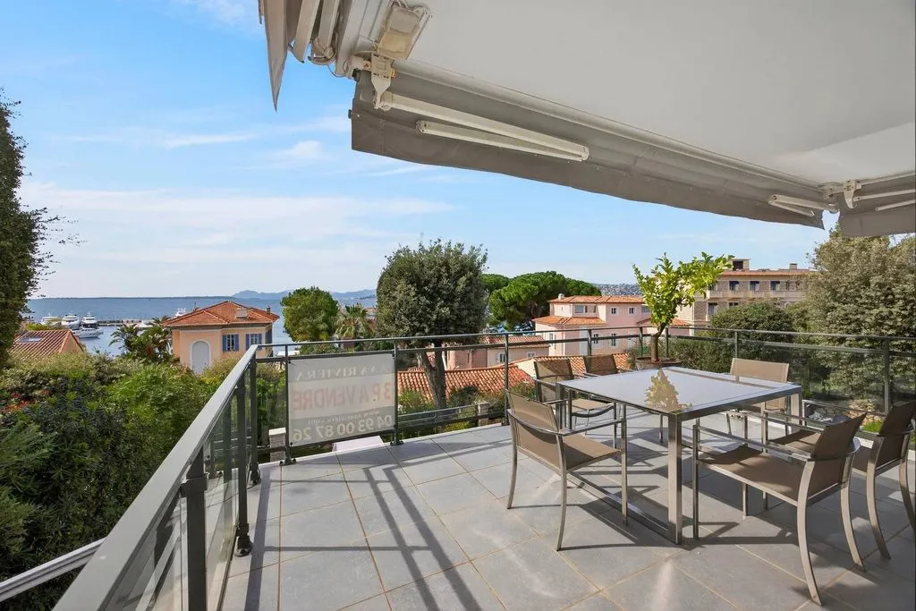 Terrasse - Appartement Luxueux avec Vue Mer à Antibes