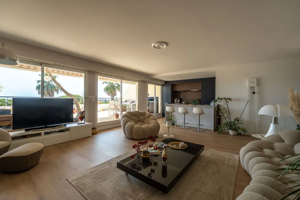 Living Room - Luxury Apartment with Sea View in Sète