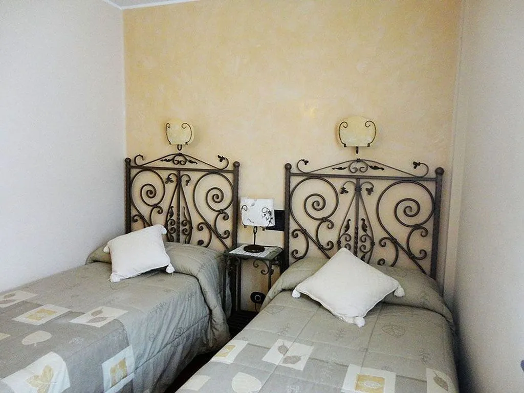 Chambres - Adosado with Rustic Decor in Riocavado de la Sierra