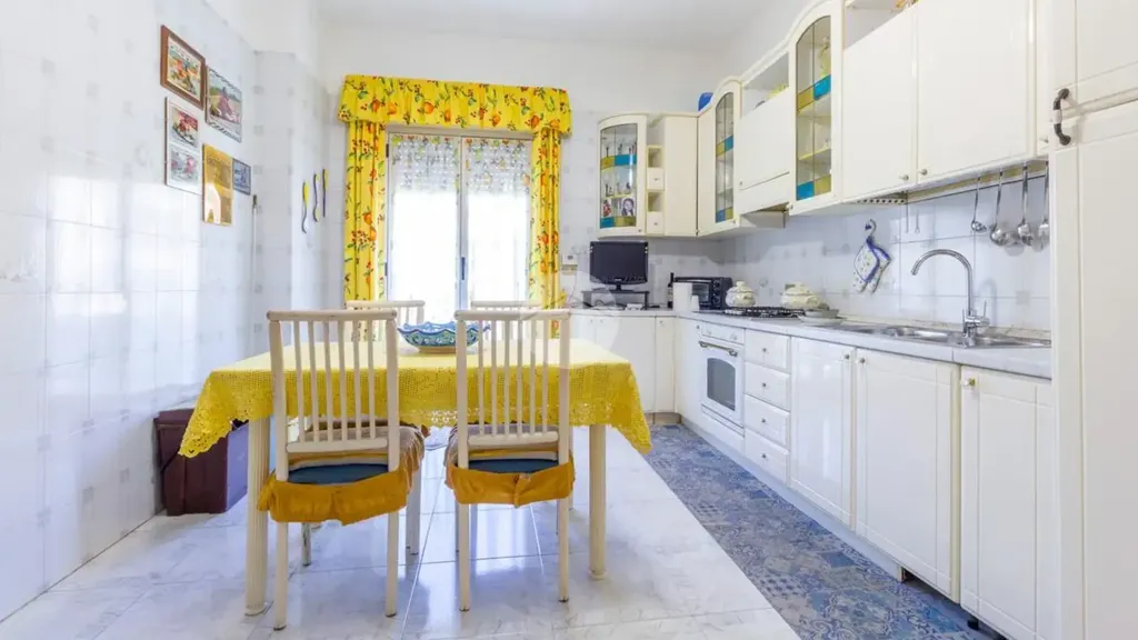 Salle à manger - First-Floor Flat with Balcony in Villabate