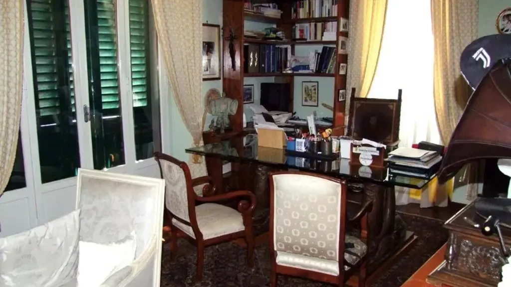 Bureau - Luxury Apartment with River View in Pontassieve
