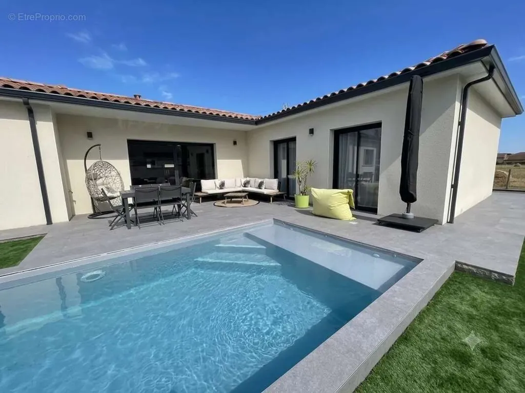 Piscina - Contemporary Villa with Pool in Villate